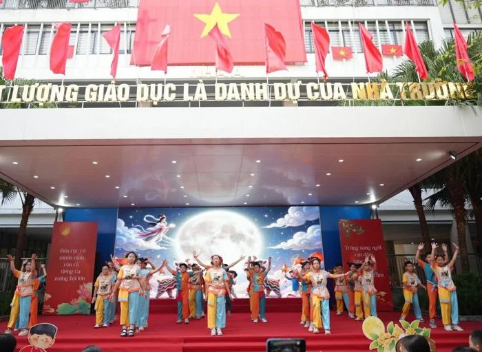 Các em học sinh trình diễn tiết mục văn nghệ trong dịp Tết Trung thu. (Nguồn: Trường THCS Kim Giang, Hà Nội)