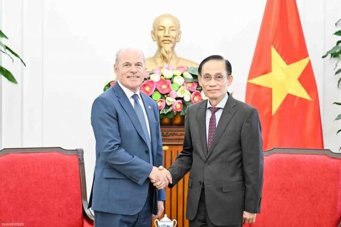 Ủy viên Bộ Chính trị, Bộ trưởng Ngoại giao Lê Hoài Trung tiếp Đại sứ Canada tại Việt Nam Jim Nickel, ngày 28/7. (Ảnh: Nguyễn Hồng)