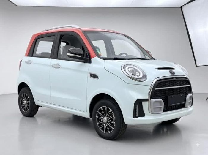 E5 tạo dấu ấn riêng bằng cách phối màu xanh nhạt với phần mái và cột xe màu đỏ.