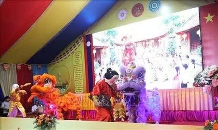 Màn múa Lân vui nhộn tại sự kiện. (Nguồn: TTXVN)