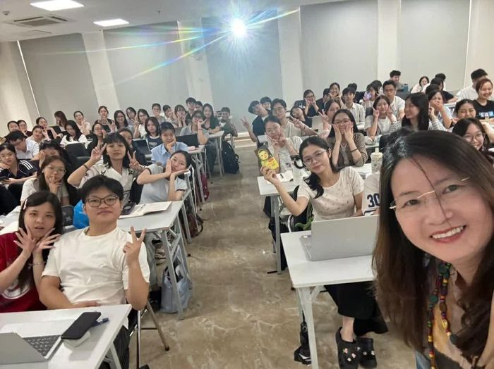 Tác giả cùng các sinh viên. (Ảnh: L.Y)