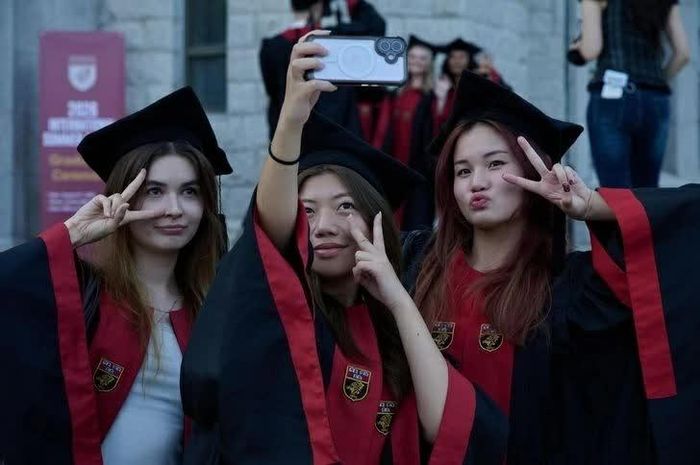 Các sinh viên của Đại học Hàn Quốc tạo dáng trong lễ tốt nghiệp. (Nguồn: Đại học Hàn Quốc)