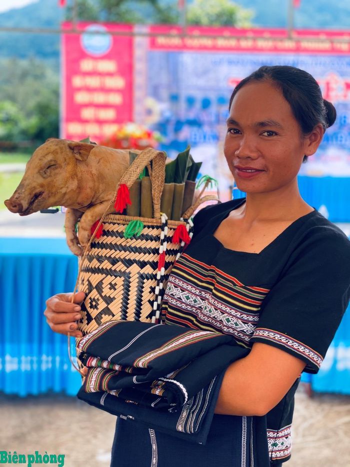 Chiếc gùi không thể thiếu trong các nghi lễ của đồng bào Tây Nguyên. Ảnh: H.N.T