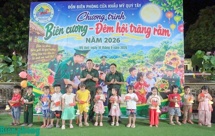 Đại diện Đồn Biên phòng cửa khẩu Mỹ Quý Tây, Bộ đội Biên phòng Tây Ninh trao quà cho các em nhỏ trên địa bàn biên giới. Ảnh: Đinh Quân