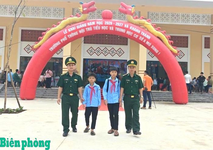 Cán bộ Đồn Biên phòng A Mú Sung đưa các "con nuôi" của đơn vị đến trường dự lễ khai giảng. Ảnh: Anh Quân