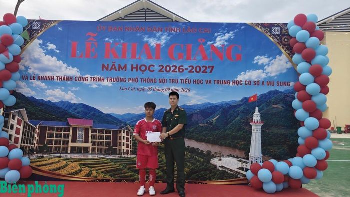 Đại diện Đồn Biên phòng A Mú Sung tặng quà cho học sinh nhân dịp khai giảng năm học mới. Ảnh: Anh Quân