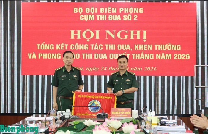 Đại tá Trần Quang Tùng, Chính ủy Bộ đội Biên phòng tỉnh Lào Cai (bên phải) bàn giao Cờ Cụm trưởng Cụm thi đua số 2 năm 2027 cho Đại tá Nguyễn Văn Hưng, Chính ủy Bộ đội Biên phòng tỉnh Lai Châu (bên trái). Ảnh: Tuấn Kiệt