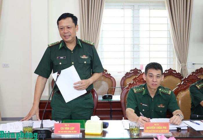 Đại tá Cà Văn Lập, Phó Chủ nhiệm Chính trị Bộ đội Biên phòng thông báo tổng hợp nhận xét của cơ quan thường trực Hội đồng Thi đua - Khen thưởng Bộ đội Biên phòng. Ảnh: Tuấn Kiệt