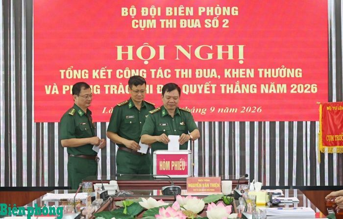 Các đơn vị bỏ phiếu bình xét khen thưởng. Ảnh: Tuấn Kiệt