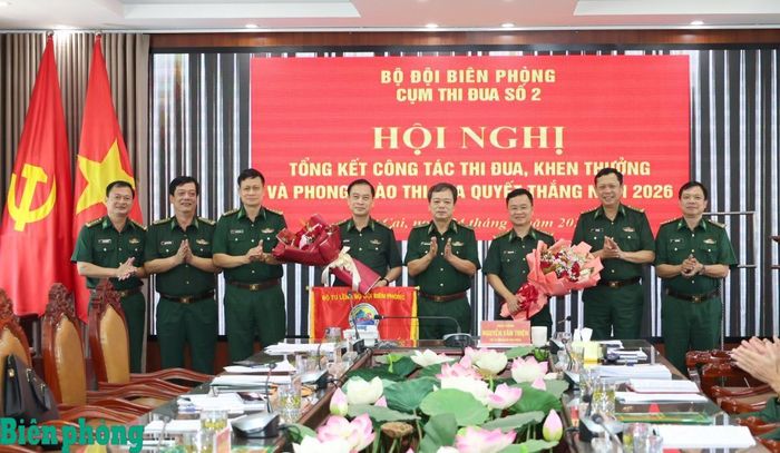 Các đại biểu tặng hoa chúc mừng hai đơn vị giao, nhận Cờ Cụm trưởng Cụm thi đua số 2 năm 2027. Ảnh: Tuấn Kiệt