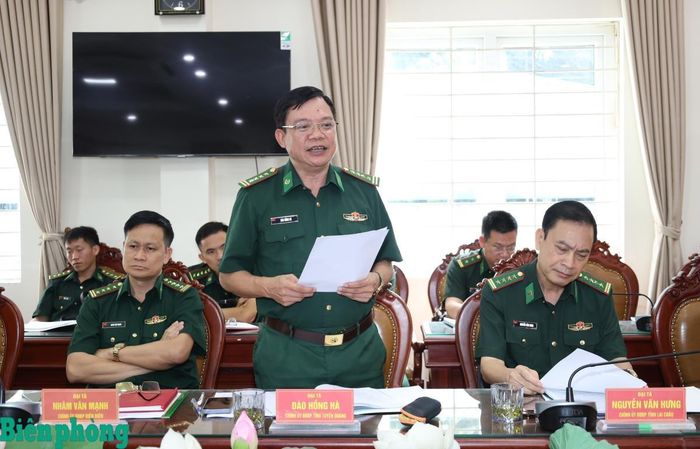 Đại tá Đào Hồng Hà, Chính ủy Bộ đội Biên phòng tỉnh Tuyên Quang phát biểu tại hội nghị. Ảnh: Tuấn Kiệt