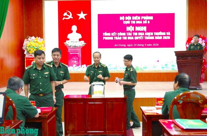 Các đơn vị bỏ phiếu bình chọn đơn vị đề nghị Bộ Tư lệnh Bộ đội Biên phòng tặng Cờ thi đua năm 2026. Ảnh: Lê Khoa