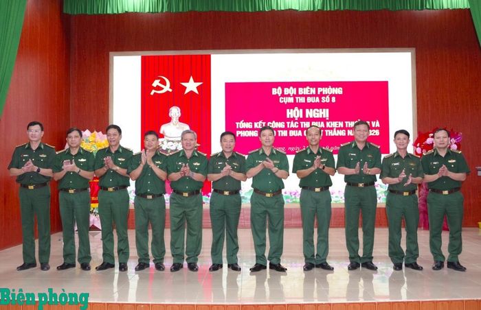 Thiếu tướng Trần Ngọc Hữu và Đại tá Bùi Văn Vũ cùng các đại biểu chụp hình lưu niệm. Ảnh: Lê Khoa