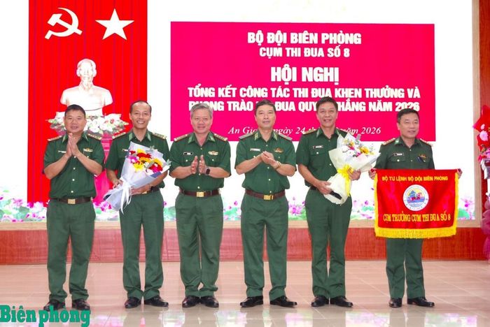 Thiếu tướng Trần Ngọc Hữu và Đại tá Bùi Văn Vũ tặng hoa các đơn vị bàn giao và nhận Cờ Cụm trưởng Cụm thi đua số 8 năm 2027. Ảnh: Lê Khoa