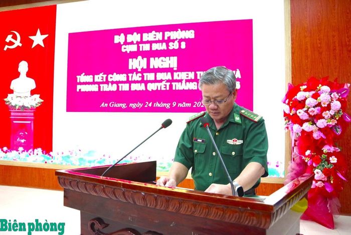Đại tá Bùi Văn Vũ, Phó Chủ nhiệm Chính trị Bộ đội Biên phòng thông báo kết quả nhận xét của Hội đồng Thi đua-Khen thưởng Bộ Tư lệnh Bộ đội Biên phòng. Ảnh: Lê Khoa