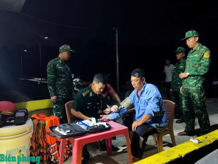 Cán bộ quân y Biên phòng kiểm tra tình trạng sức khỏe ban đầu cho thuyền viên. Ảnh: Sĩ Đan