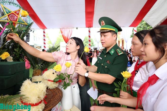 Cán bộ Bộ đội Biên phòng tỉnh Thanh Hóa cùng giáo viên và các em học sinh trang trí mâm cỗ Trung thu trong Chương trình "Biên cương - Đêm hội trăng rằm" năm 2026 tại xã Mường Lát, tỉnh Thanh Hóa. Ảnh: Tuấn Kiệt