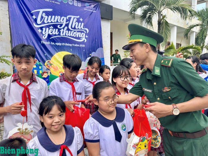 Cán bộ Đồn Biên phòng Thạnh An, Bộ đội Biên phòng thành phố Hồ Chí Minh trao quà cho các em học sinh trong Chương trình “Trung thu yêu thương” năm 2026. Ảnh: Quang Tiến