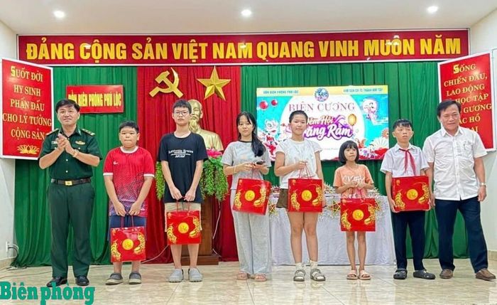 Đồn Biên phòng Phú Lộc, Bộ đội Biên phòng thành phố Đà Nẵng trao quà Trung thu cho con của cán bộ đơn vị. Ảnh: Trúc Hà