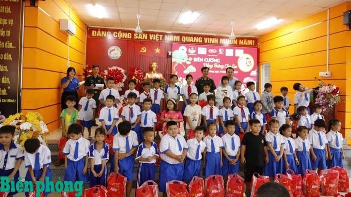 Đại diện Đồn Biên phòng cửa khẩu Long Bình, Bộ đội Biên phòng tỉnh An Giang, Tạp chí Thương hiệu và Công luận, cấp ủy, chính quyền xã Khánh Bình, tỉnh An Giang và các nhà hảo tâm trao quà cho các em nhỏ xã Khánh Bình, tỉnh An Giang nhân dịp Tết Trung thu. Ảnh: Phi Vân