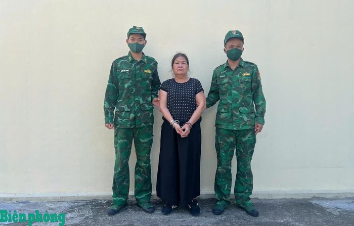Cán bộ Đồn Biên phòng cửa khẩu quốc tế Móng Cái áp giải đối tượng Lê Thị Hà về trụ sở đơn vị để làm việc. Ảnh: Xuân Quyết
