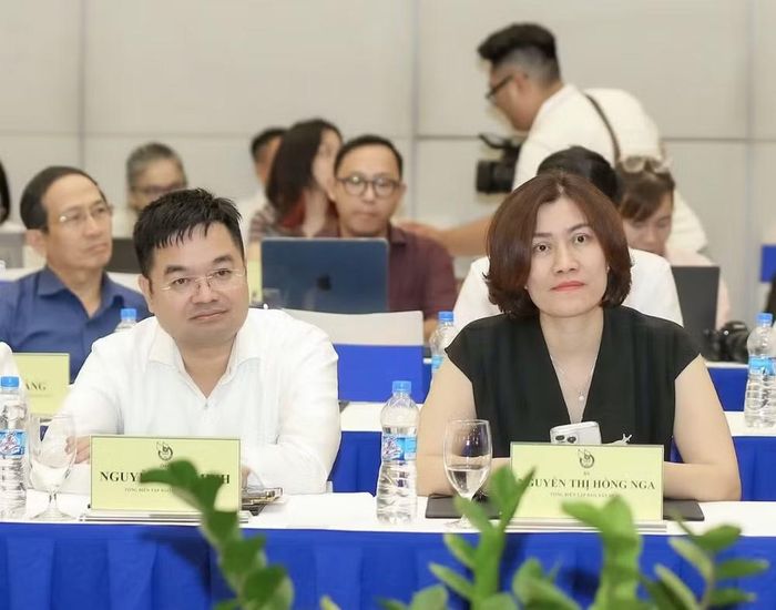 Nhà báo Nguyễn Văn Minh, Bí thư Đảng ủy, Tổng Biên tập Báo Công Thương (bên trái) tại Diễn đàn Tổng Biên tập lần thứ 7 - năm 2025.