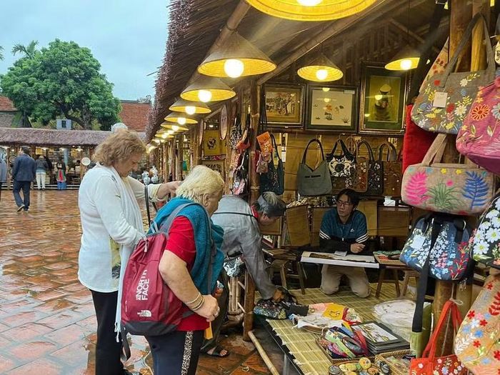 Du khách quốc tế tìm hiểu các sản phẩm thủ công truyền thống tại Festival Thăng Long – Hà Nội. Ảnh: Tường Vi