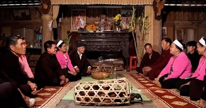 Nghi thức lễ Nạp tài - nhà trai thưa chuyện với nhà gái, trong đám cưới truyền thống của người Mường được phục dựng tại phường Yên Sơn. Ảnh: Phường Yên Sơn