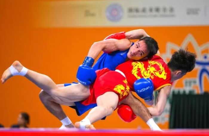 Võ sĩ Đinh Văn Tâm (xanh) sẽ đấu chung kết môn tán thủ Wushu vào 7h50 vào sáng nay. Ảnh: GI