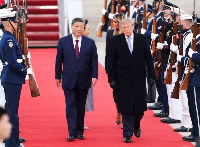 Ông Donald Trump chào đón ông Tập Cận Bình trên đường băng trong chuyến thăm Mỹ. Ảnh: Tân Hoa Xã