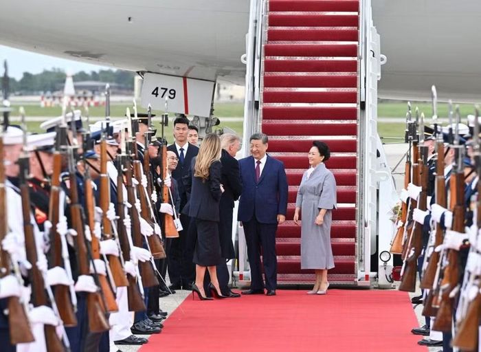 Tổng thống Mỹ Donald Trump và phu nhân Melania Trump chào đón Chủ tịch Trung Quốc Tập Cận Bình và phu nhân Bành Lệ Viện khi họ đến Căn cứ Liên hợp Andrews, Mỹ vào ngày 23/9/2026. Ảnh: Tân Hoa Xã