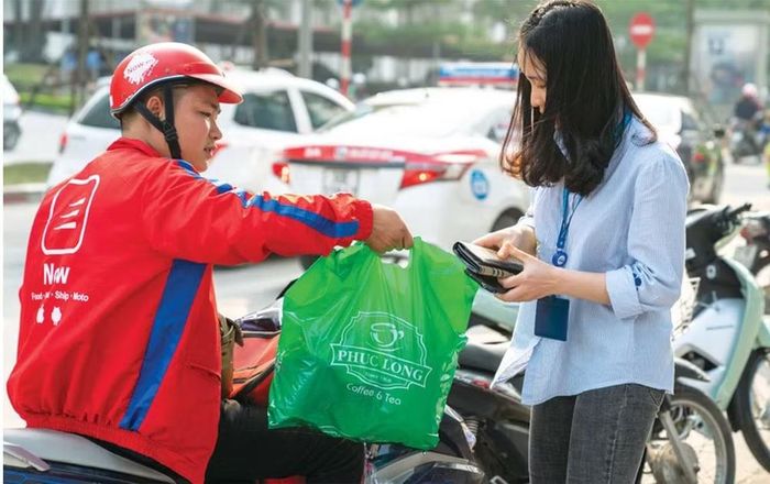 Tuy nhiên, pháp luật hiện hành chưa đặt ra nghĩa vụ riêng đối với khâu bán và giao thực phẩm trực tuyến. Ảnh: NowFood