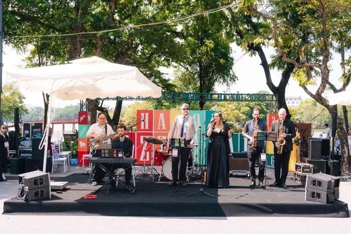 Các nghệ sĩ quốc tế đưa Jazz xuống phố, len vào nhịp sống cuối tuần và gặp gỡ khán giả giữa lòng Thủ đô. Ảnh: BTC.