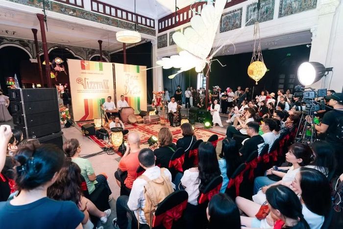 Các nghệ sĩ trình diễn saxophone phối hợp với nhạc cụ được tạo nên từ những chất liệu gần gũi với đời sống người Việt trong khuôn khổ chương trình “Jazz & Di sản”. Ảnh: BTC.