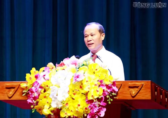 Ông Mai Sơn, Phó Chủ tịch Thường trực UBND thành phố Bắc Ninh trình bày tờ trình giới thiệu nhân sự. Ảnh: Thanh Thắng