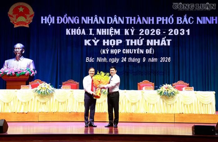 Bí thư Thành uỷ Bắc Ninh Nguyễn Hồng Thái tặng hoa chúc mừng ông Đào Thanh Trường tân Phó Chủ tịch UBND thành phố Bắc Ninh nhiệm kỳ 2026 - 2031. Ảnh: Thanh Thắng