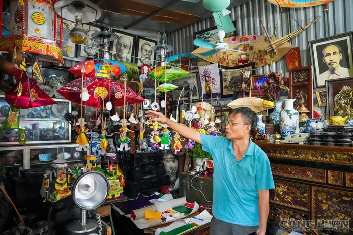 Ông Tý cho biết, hiện sản phẩm ông tiến sĩ giấy có giá 100.000 đồng, ông đánh gậy 50.000 đồng, đèn kéo quân nhỏ dài khoảng 30cm có giá 300.000 đồng.