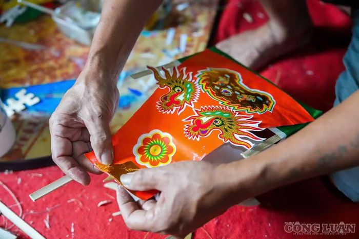 Từng chi tiết trên một sản phẩm đều được ông Tý làm rất cẩn thận, tỉ mỉ.