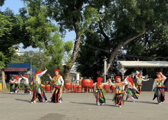 Trình diễn điệu múa cổ "Con đĩ đánh bồng" tại Festival Thu Hà Nội 2025. Ảnh: VGP
