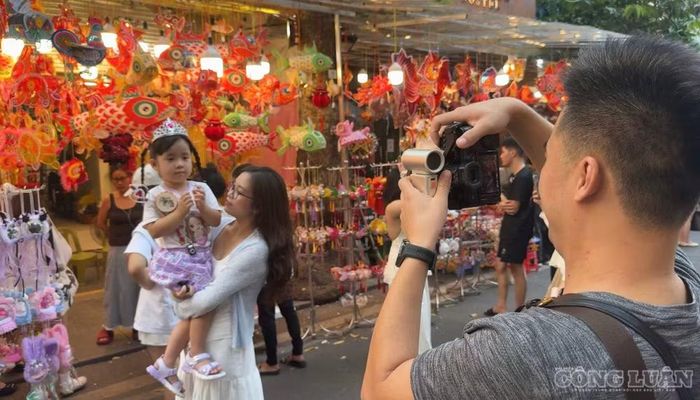Nhiều gia đình lựa chọn nơi đây để vui chơi, tận hưởng không khí Trung thu. Ảnh: Dương Khánh.