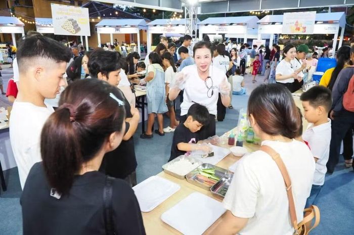 Người dân và du khách trải nghiệm ẩm thực Hàn Quốc tại Hội An. Ảnh: Trung tâm XTDL Đà Nẵng