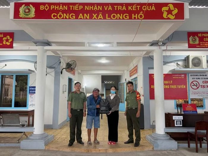 Chị Bùi Thị Kim Th. được trao trả tài sản tại cơ quan công an. (Ảnh: CACC)
