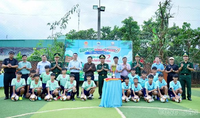 Chương trình giao lưu bóng đá mini do Ban Chỉ huy Bộ đội Biên phòng tỉnh Gia Lai phối hợp với xã Ia Dom tổ chức nhân dịp Tết Trung thu