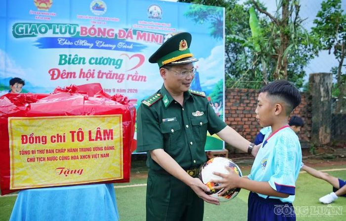 Những trái bóng đang được các em nâng niu trên sân cỏ hôm nay chính là món quà đặc biệt được Tổng Bí thư, Chủ tịch nước Tô Lâm trao tặng nhân dịp khai giảng năm học 2026-2027