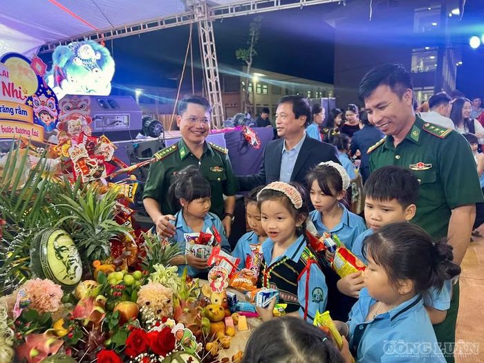 Trong khuôn khổ Chương trình “Biên cương - Đêm hội trăng rằm” , Ban chỉ huy Bộ đội Biên phòng tỉnh Gia Lai cũng trao tặng 7 chiếc xe đạp và 1.250 phần quà cho học sinh có hoàn cảnh khó khăn trên địa bàn khu vực biên giới