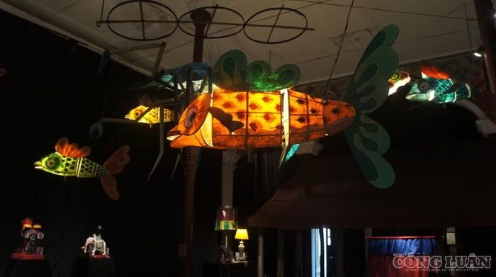 Đèn Trung thu truyền thống trưng bày tại triển lãm “Lưu trăng” (Trung tâm Văn hóa nghệ thuật 22 Hàng Buồm, Hà Nội)