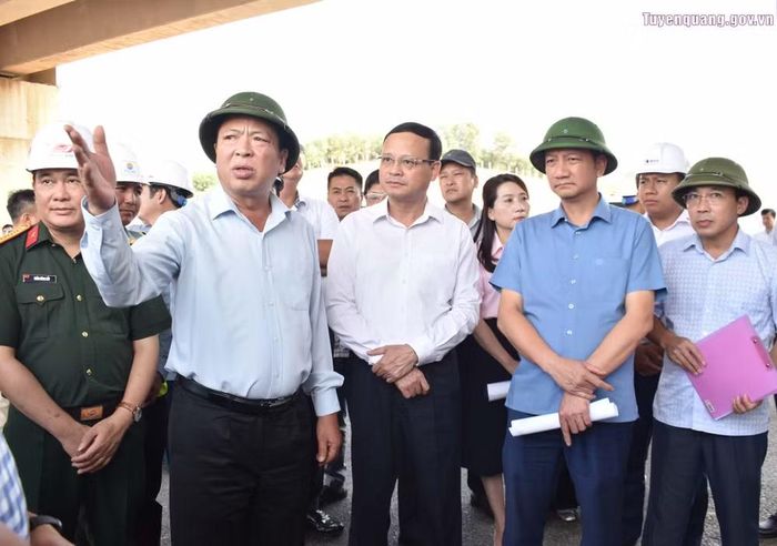 Bộ trưởng Bộ Xây dựng Trần Hồng Minh đề nghị nhà thầu, đơn vị thi công đẩy nhanh tiến độ thực hiện dự án. Ảnh: tuyenquang.gov.vn