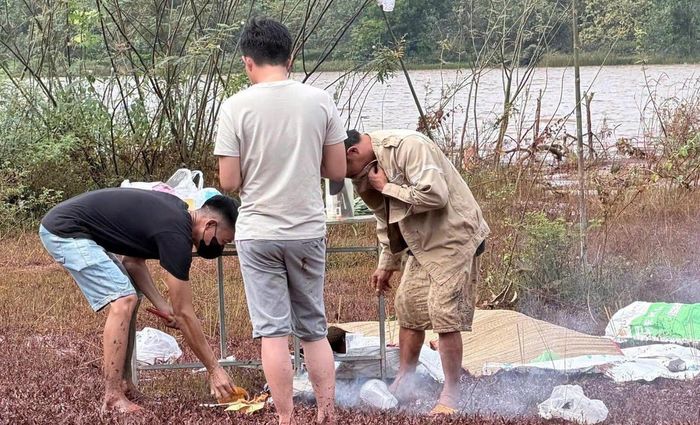 Sau hơn 40 giờ tìm kiếm, lực lượng chức năng đã tìm thấy thi thể nạn nhân trong vụ ô tô bị nước cuốn trôi. Ảnh: DK
