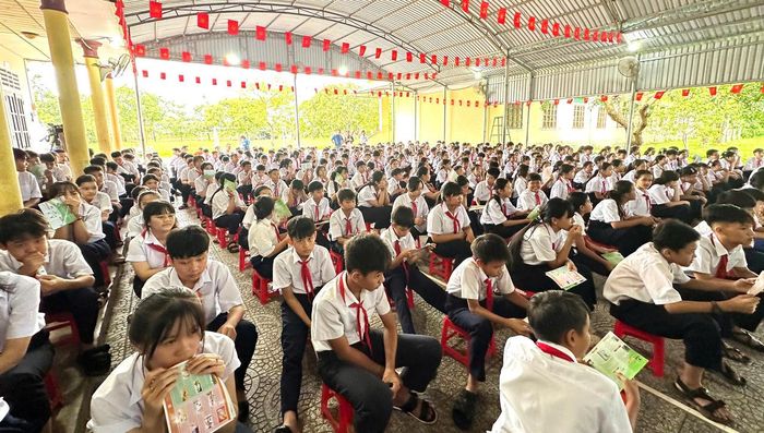 Đông đảo học sinh Trường THCS Nguyễn Hữu Thận tham gia phiên tòa giả định và hoạt động tuyên truyền pháp luật. (Ảnh: P.N)