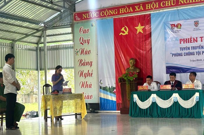 Phiên tòa giả định tái hiện quá trình xét hỏi, tranh luận vụ án lừa đảo chiếm đoạt tài sản trên không gian mạng. (Ảnh: P.N)